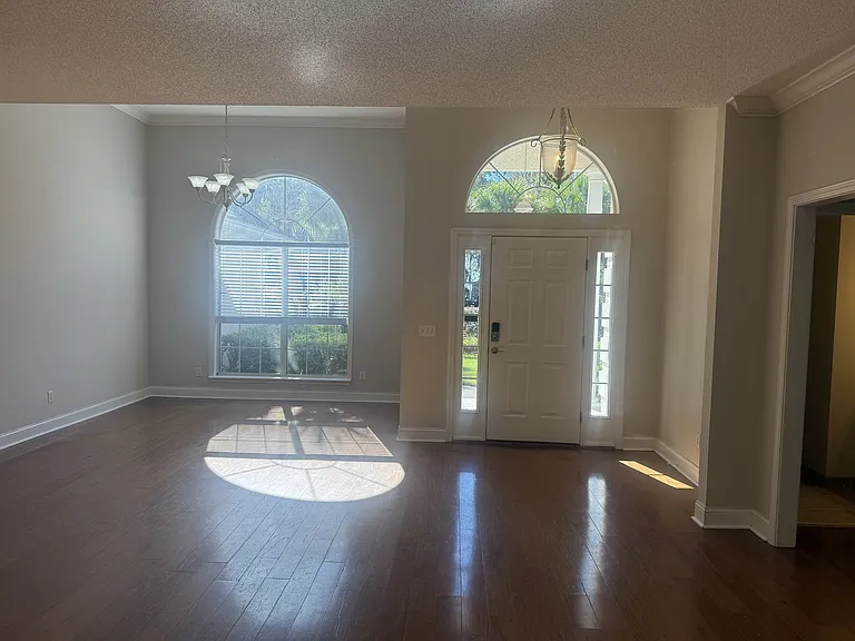 141 Royal Dr — Photo 3