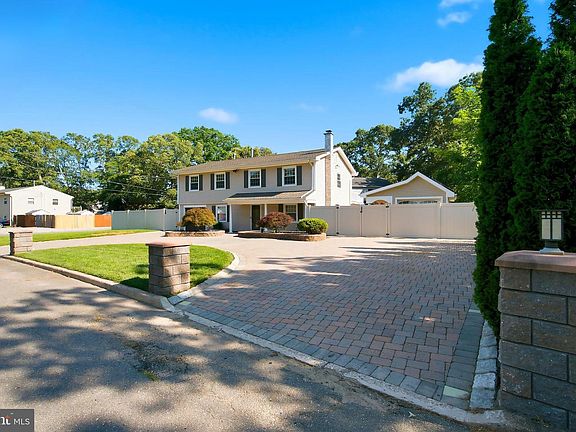 5th image of 213 Lawrence Dr