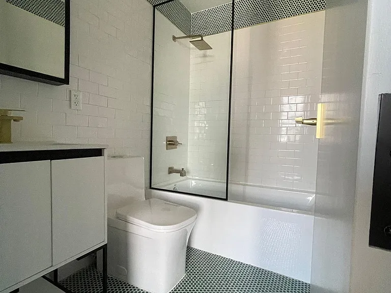 41 Van Wagenen Ave #4L — Photo 7