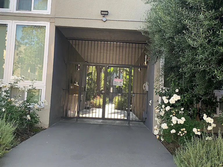 435 S Gramercy Pl — Photo 2