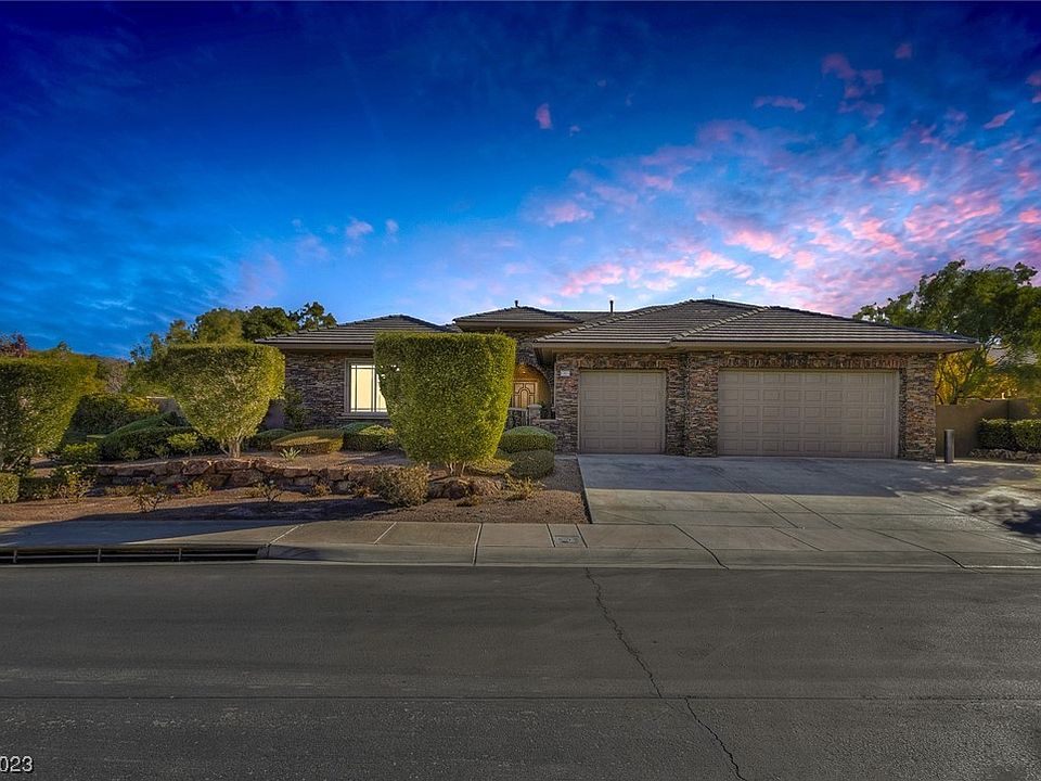 1st image of 8 Pine Hollow Dr
