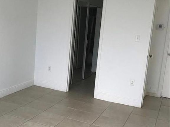 3rd image of 980 NE 169th St #870