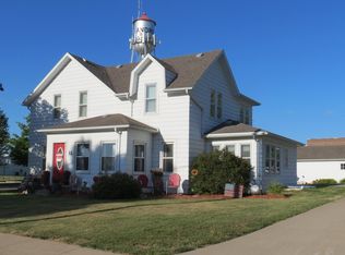 11 S Main St, Andrew, IA 52030
