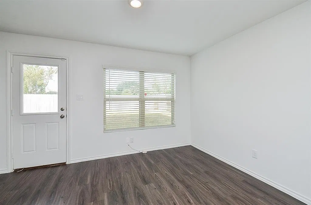 4 bed, 2.5 bath, 2258 sqft, $2,100 — Photo 3