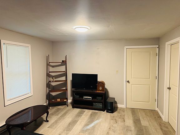 3rd image of 8 Robertson Dr