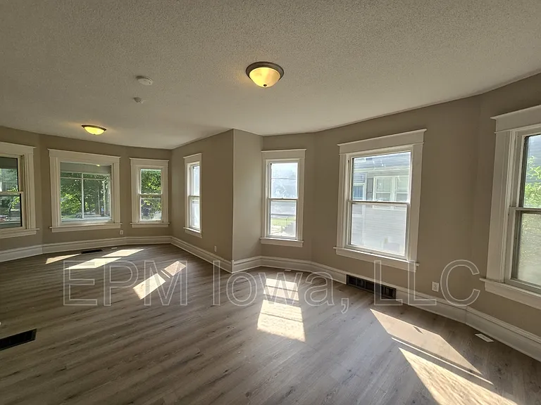 422 Baltimore St — Photo 7