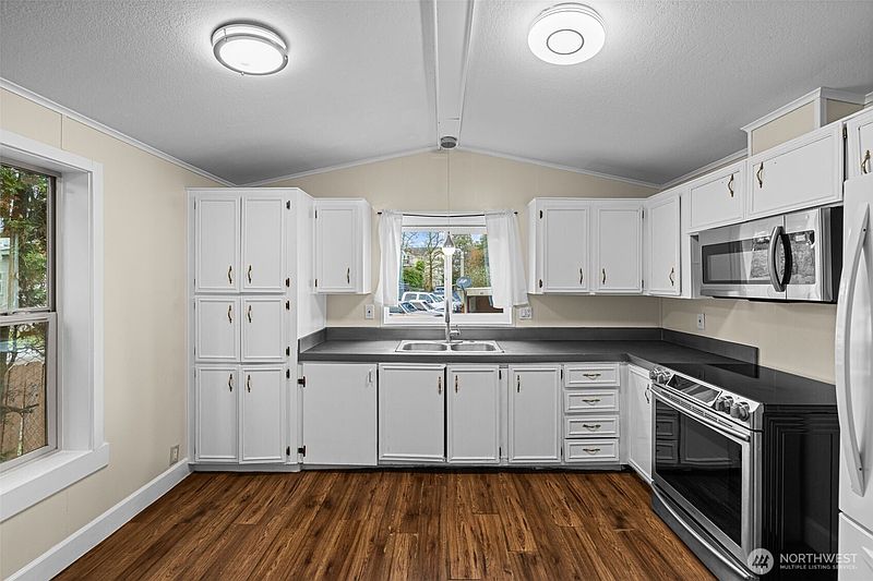 5th image of 10302 Lakeview Avenue SW #42
