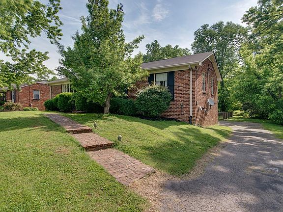 2nd image of 906 Neuhoff Ln