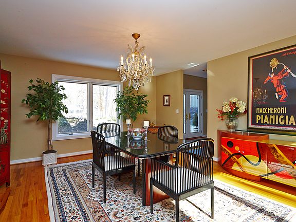 5th image of 10717 Meadowood Dr