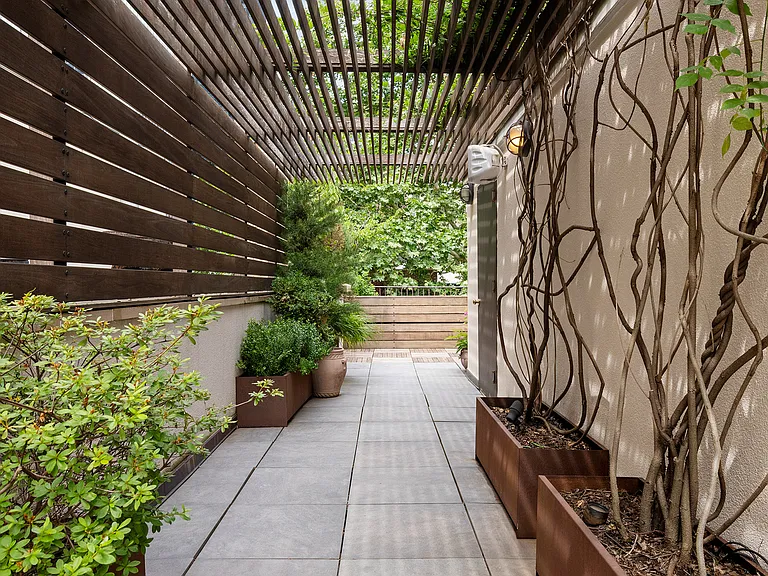 225 E 48th St #TOWNHOUSE — Photo 23