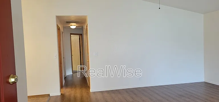 2210 SW Bridge St — Photo 2
