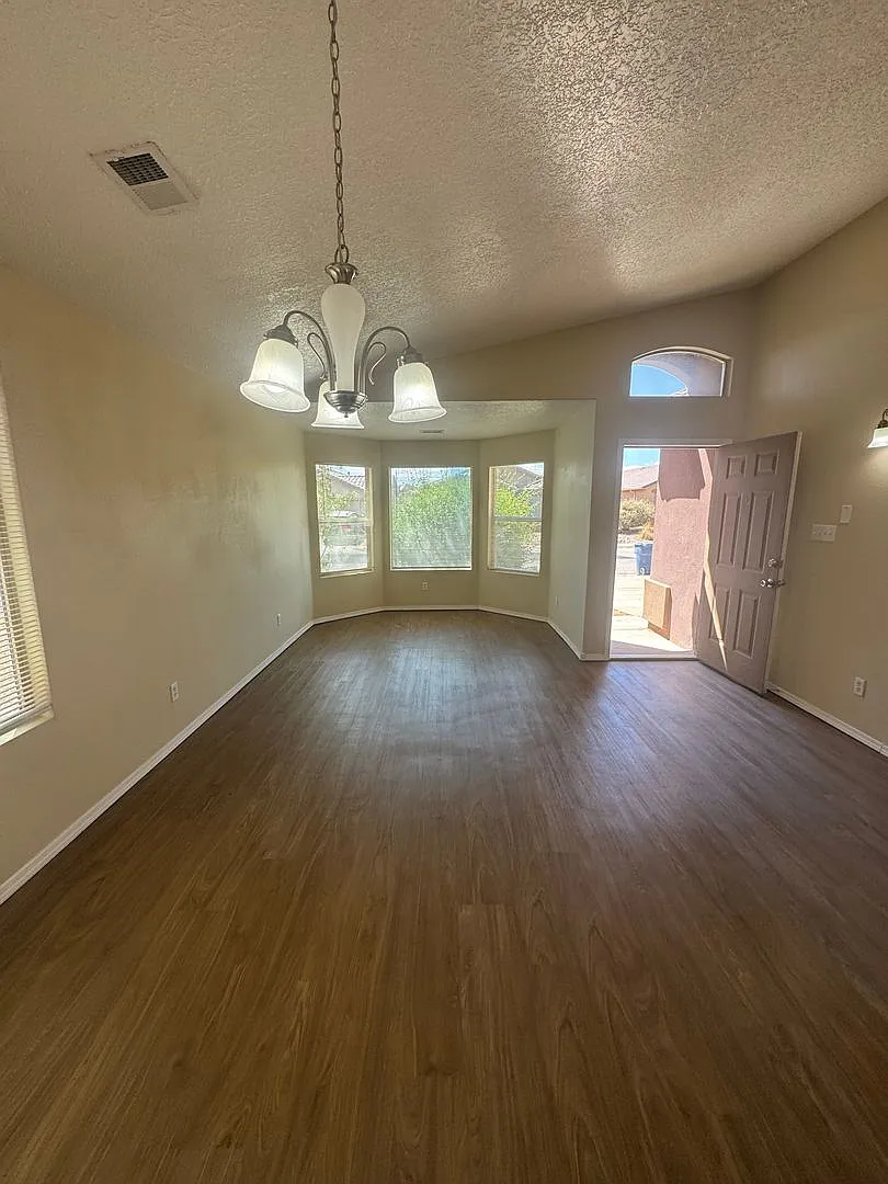 4 Bed 2 Bath Home! Fresh New Paint & Flooring Throughout Move In Special! — Photo 2