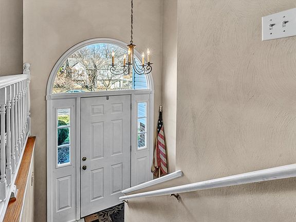 4th image of 325 N Mill Ct