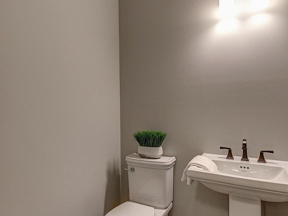 4th image of 2049 Kerry Dr NE