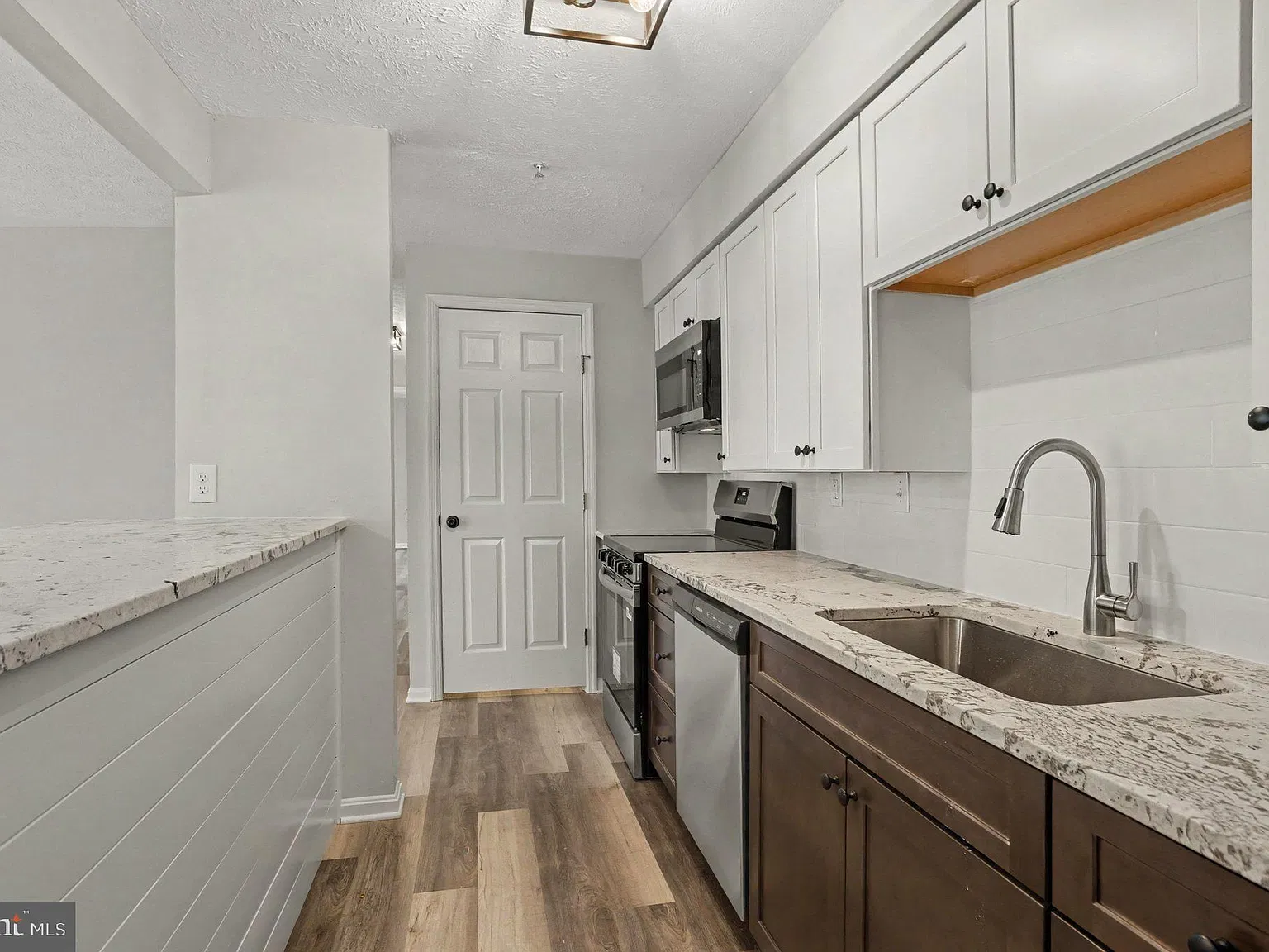 900 Jessicas Ln — Photo 3