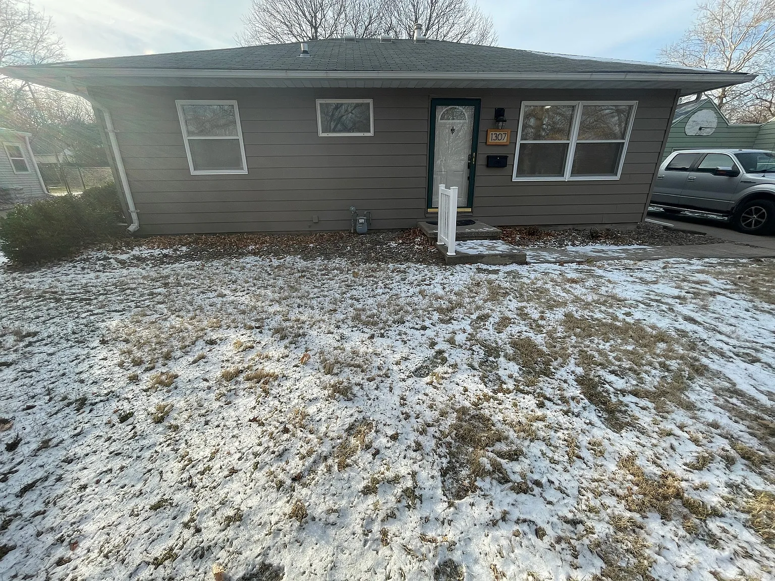 3 bed, 900 sqft, $2,000 — Photo 1