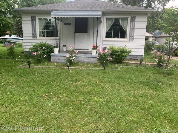 27135 Ballard St, Harrison Township, MI 48045