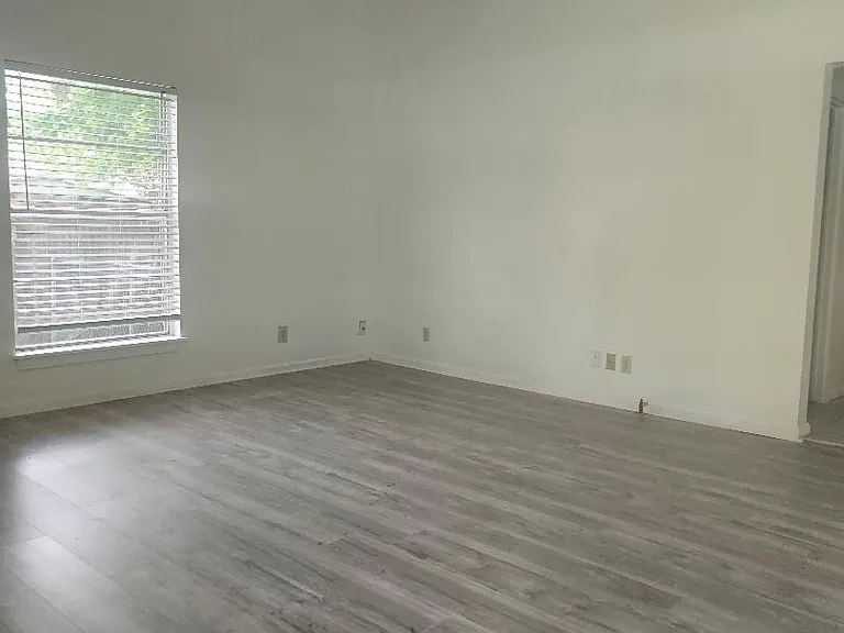 443 N Dallas Ave — Photo 2