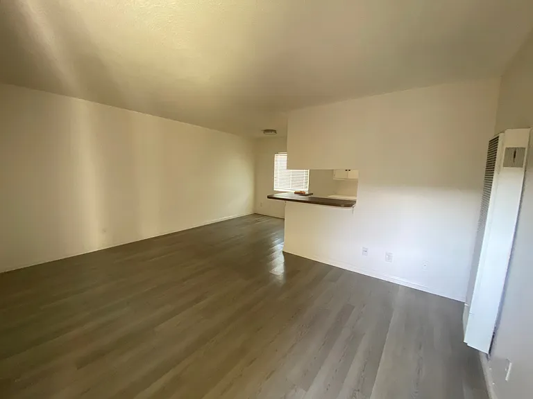 626 E Chevy Chase Dr — Photo 4