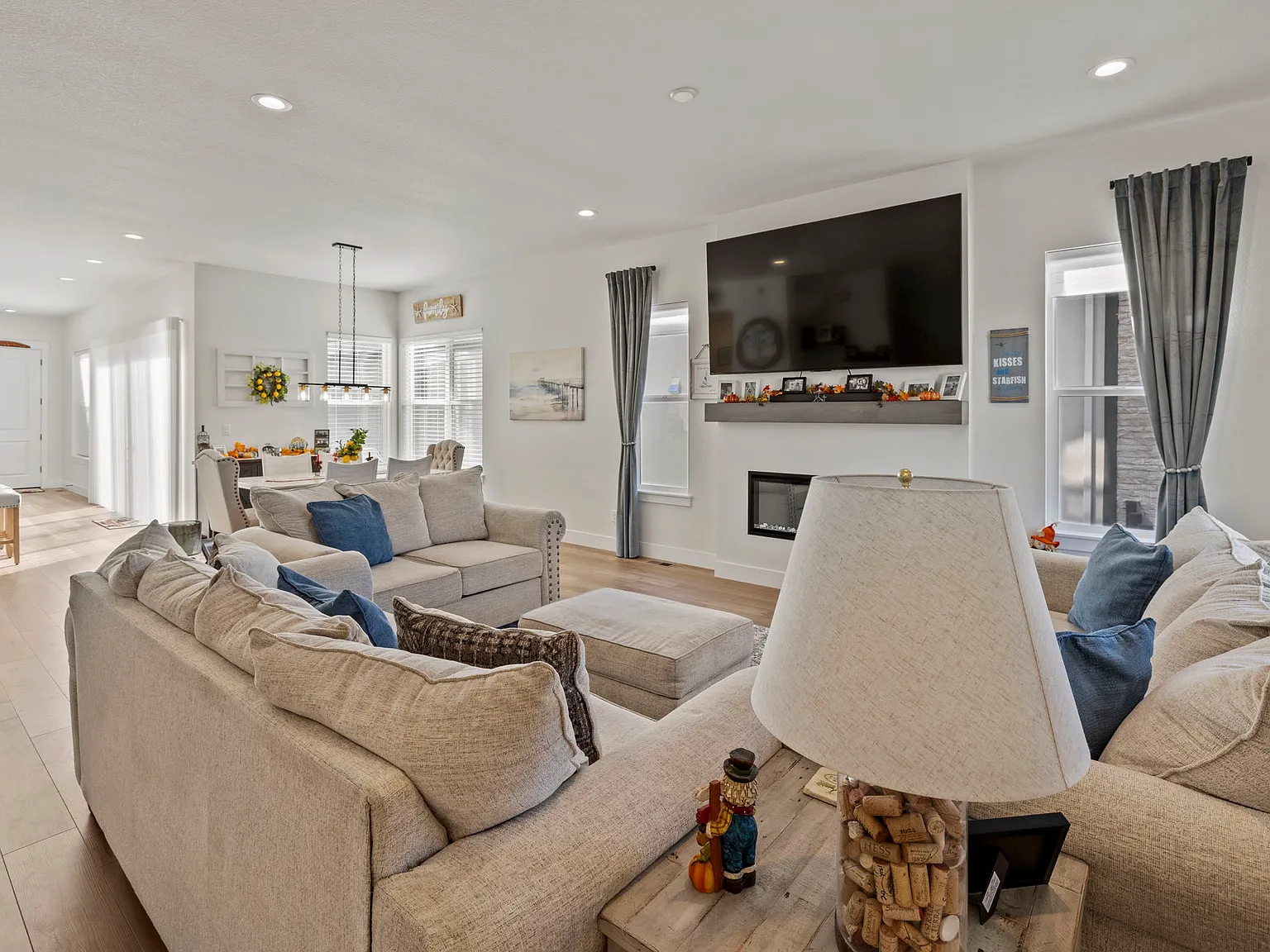 3 bed, 2.5 bath, 3336 sqft, $2,900 — Photo 2