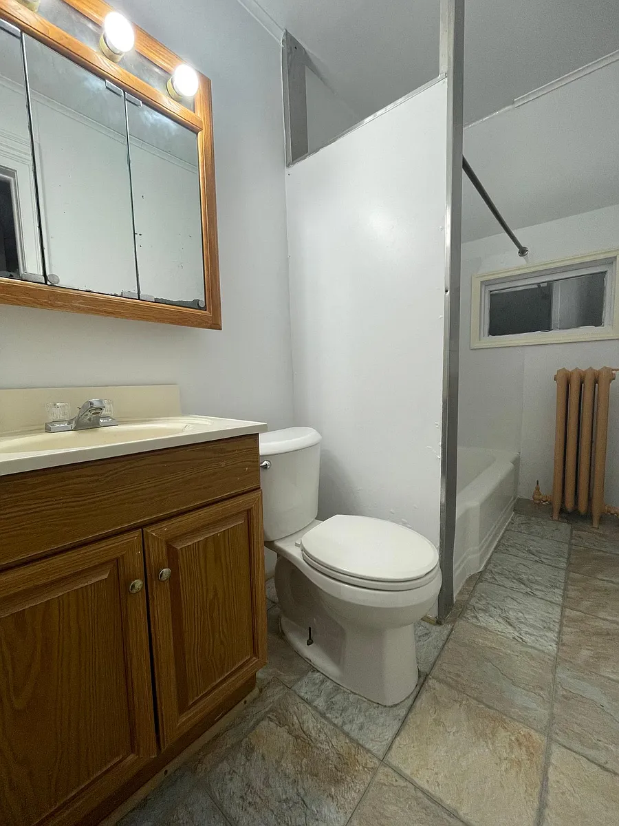Building Photo - 163 Barton St #2