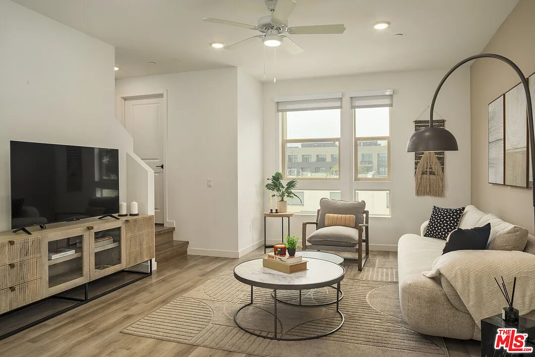 3 bed, 2.5 bath, 1727 sqft, $6,105 — Photo 2