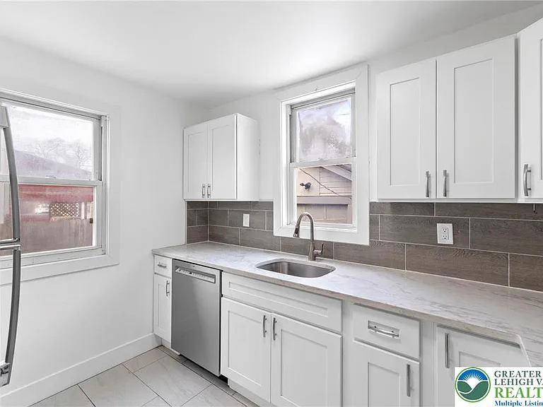 409 E Washington Ave — Photo 6