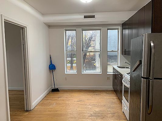 4th image of 301 Quincy St APT 3