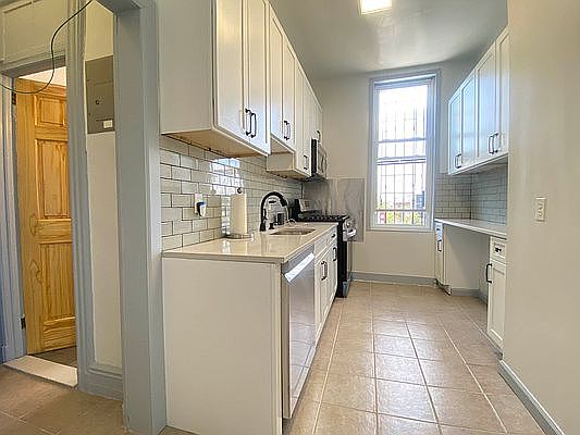 2nd image of 592 Evergreen Ave #3
