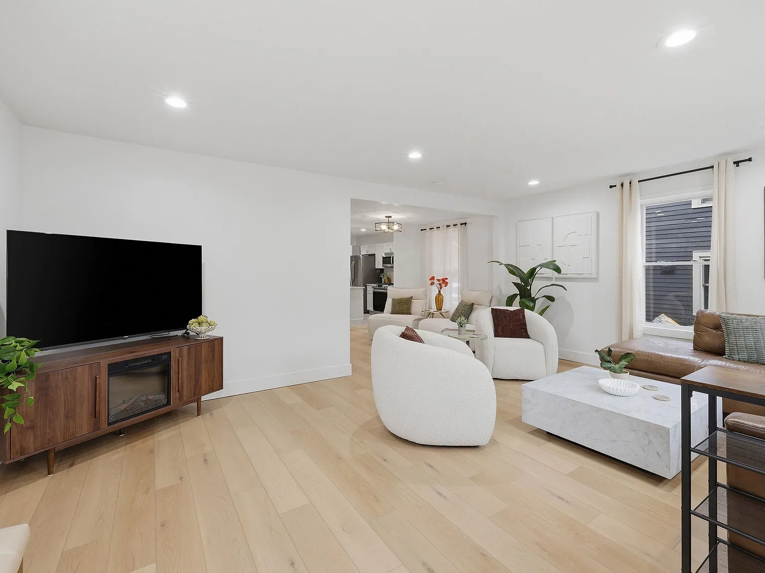 4 bed, 3.5 bath, 1920 sqft, $5,875 — Photo 4