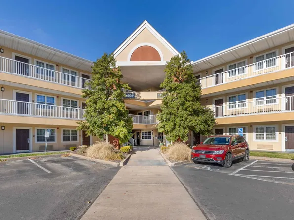 St. Louis - Westport - East Lackland Rd., 11827 Lackland Rd, Saint Louis, MO 63146