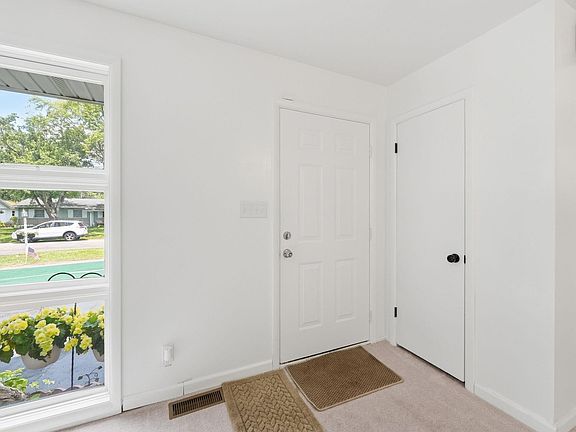 4th image of 2311 W Surrey Dr