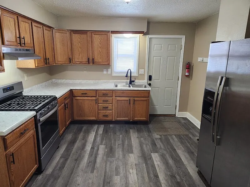 Photo 2 of 19 - 406 7th St - West Des Moines, IA Building Photo - 406 7th St