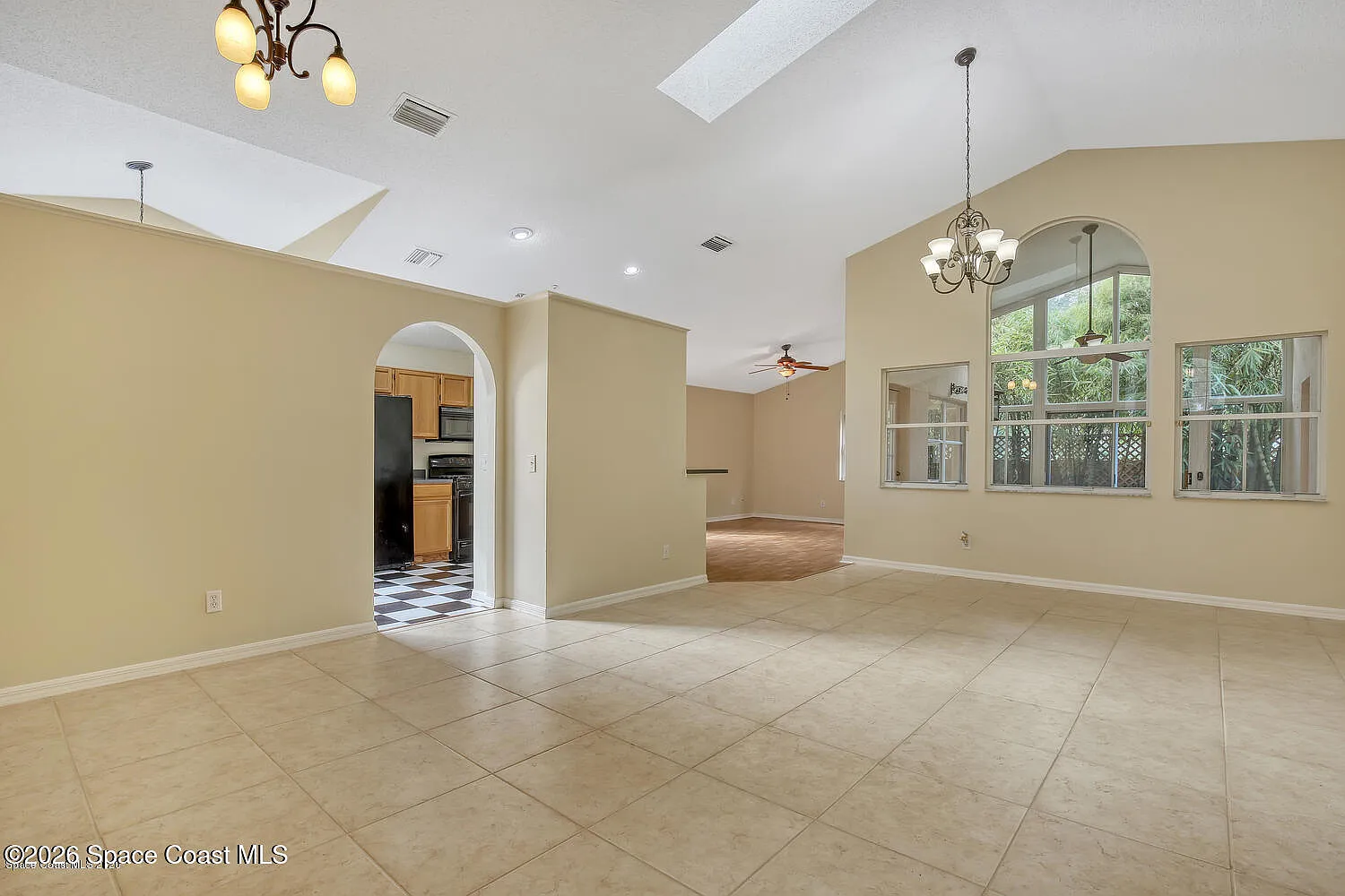 3 bed, 2.0 bath, 1739 sqft, $2,400 — Photo 4