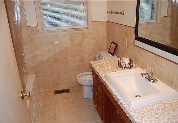 Tile bathroom is very nice!