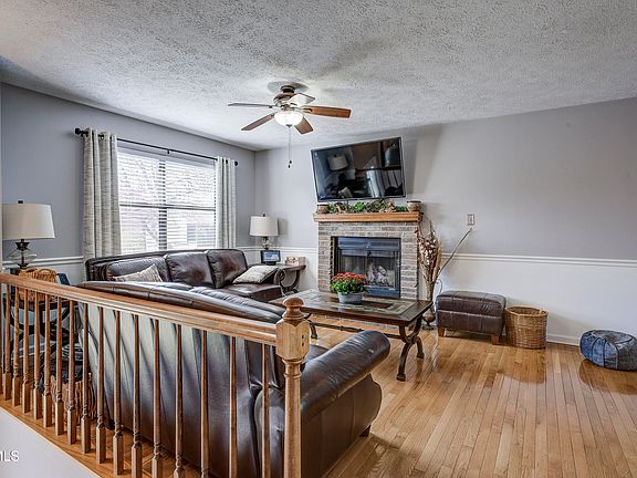 4th image of 1424 Overton Ln