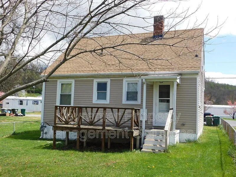 3 bed, 1.0 bath, 930 sqft, $1,395 — Photo 4