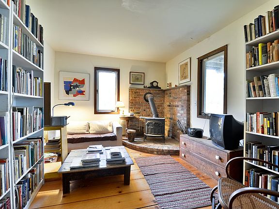 4th image of 7 Stanford Ct