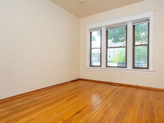 2nd image of 1640 W Melrose St #1