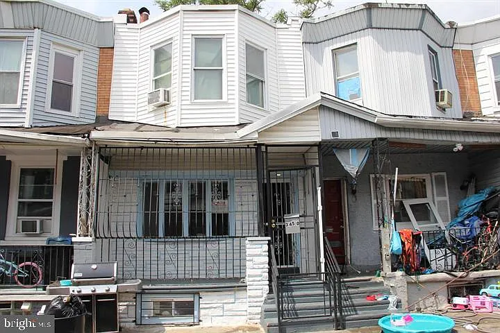 1 bed, 1.0 bath, 728 sqft, $640 — Photo 1