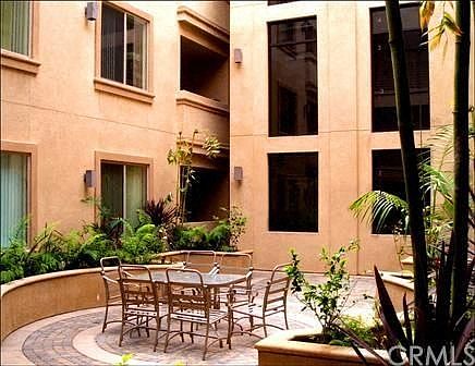 The Plaza on California Courtyard