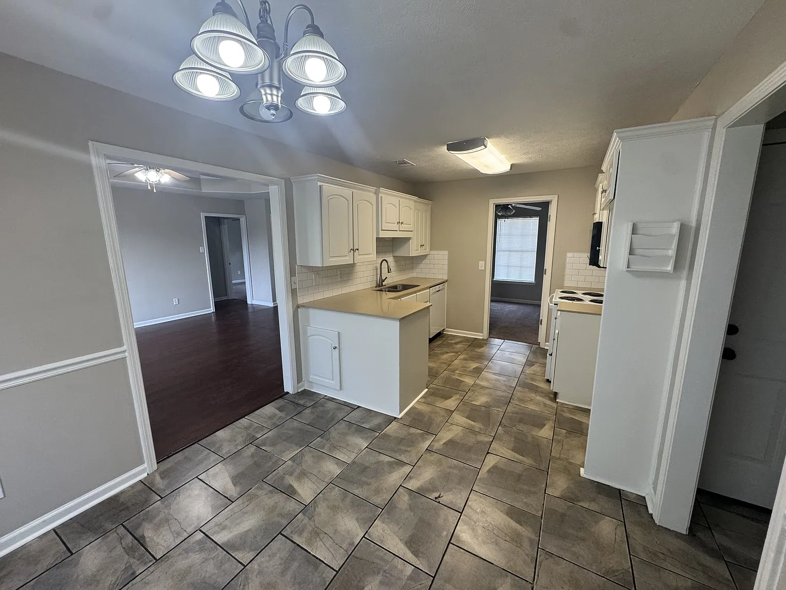 4 bed, 1437 sqft, $1,595 — Photo 4