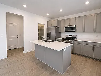 4 bed, 2416 sqft, $2,450 — Photo 2