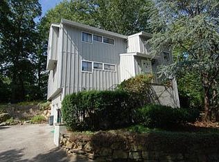 24 Pondview Ln, New Rochelle, NY 10804