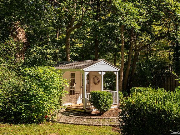 4th image of 521 Barrett Hill Road