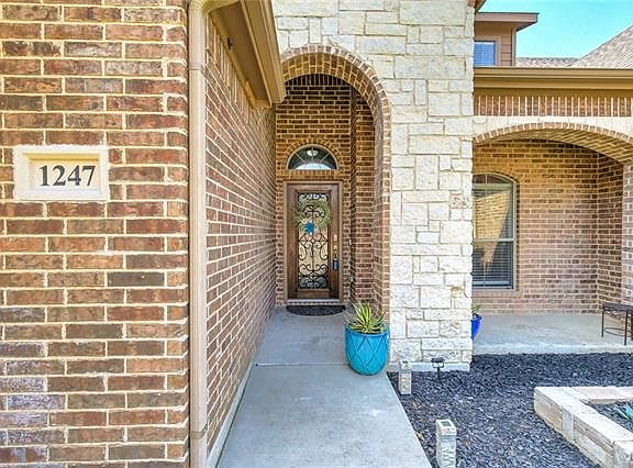 5th image of 1247 Catherine Ln