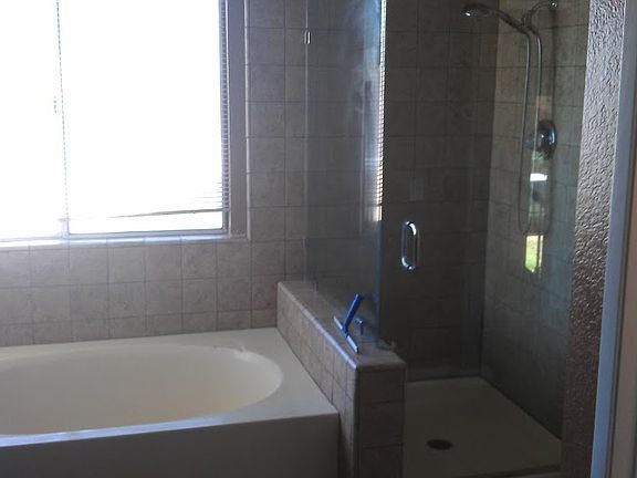 4th image of 1046 Oxford Ln