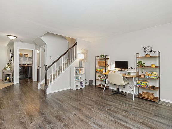 3rd image of 105 Waterbury Cir
