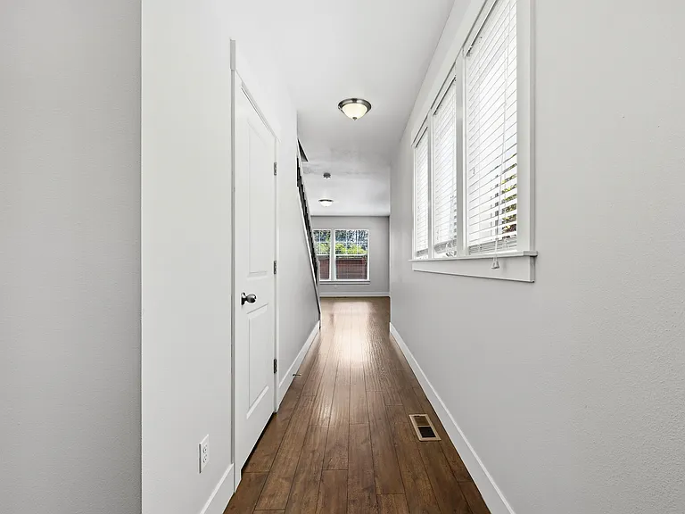 1068 SE Leonel Ln — Photo 3