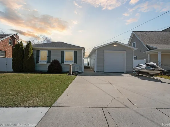 35595 Erie Dr, Brownstown, MI 48173